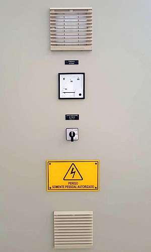 Etiqueta acrílica para quadro elétrico industrial Etiqueta acrílica para quadro elétrico industrial