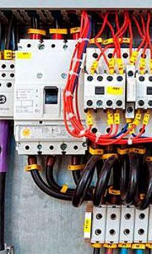 Montagem de caixa de distribuição elétrica Montagem de caixa de distribuição elétrica