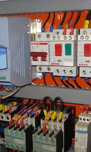 Montagem de painéis elétricos Montagem de painéis elétricos