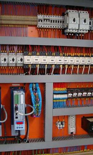 Montagem de painéis Montagem de painéis