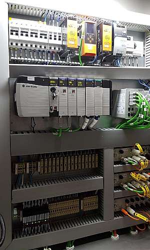 Montagem de quadro de comando elétrico Montagem de quadro de comando elétrico