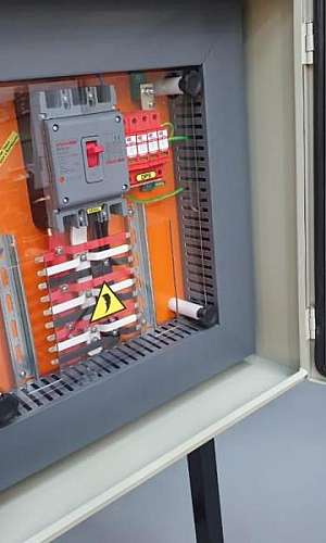 Quadro de distribuição com barramento Quadro de distribuição com barramento