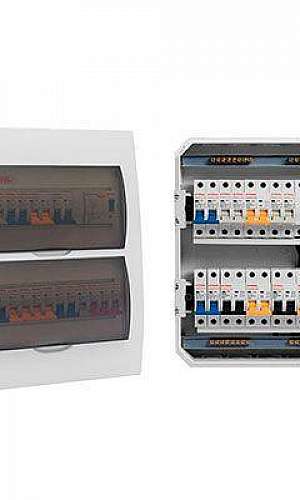 Quadro de distribuição de energia montado Quadro de distribuição de energia montado
