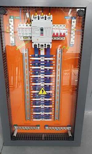Quadro elétrico com barramento trifásico Quadro elétrico com barramento trifásico