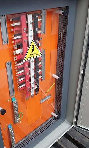 Quadro elétrico trifásico com barramento Quadro elétrico trifásico com barramento